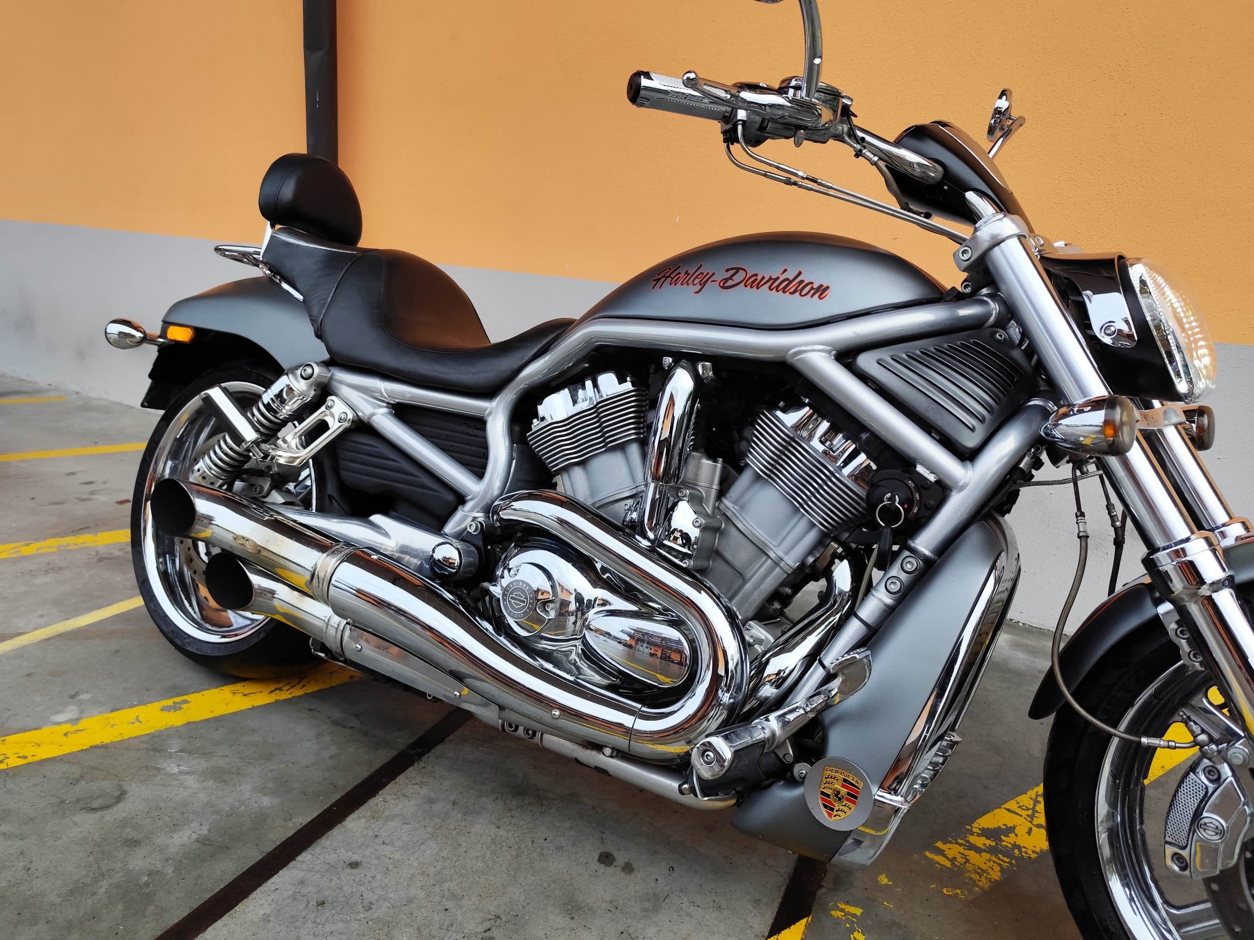 1766134082087.jpg Harley-Davidson V-Rod grigia con dettagli cromati, motore Revolution, scarichi lucidi, parcheggiata su asfalto. Ideale per test ride.