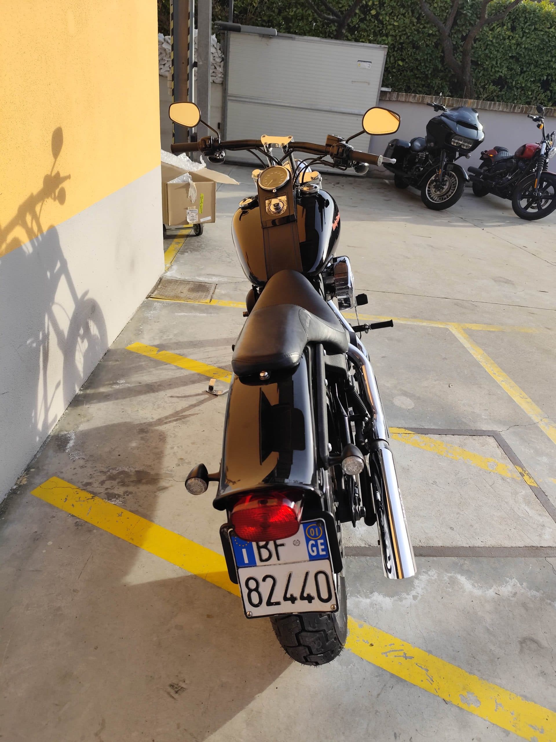 1768227369609.jpg Harley-Davidson nera, modello custom, parcheggiata di schiena. Dettagli: targa IBF GE 82440, sella singola, scarico cromato. Ideale per test ride.