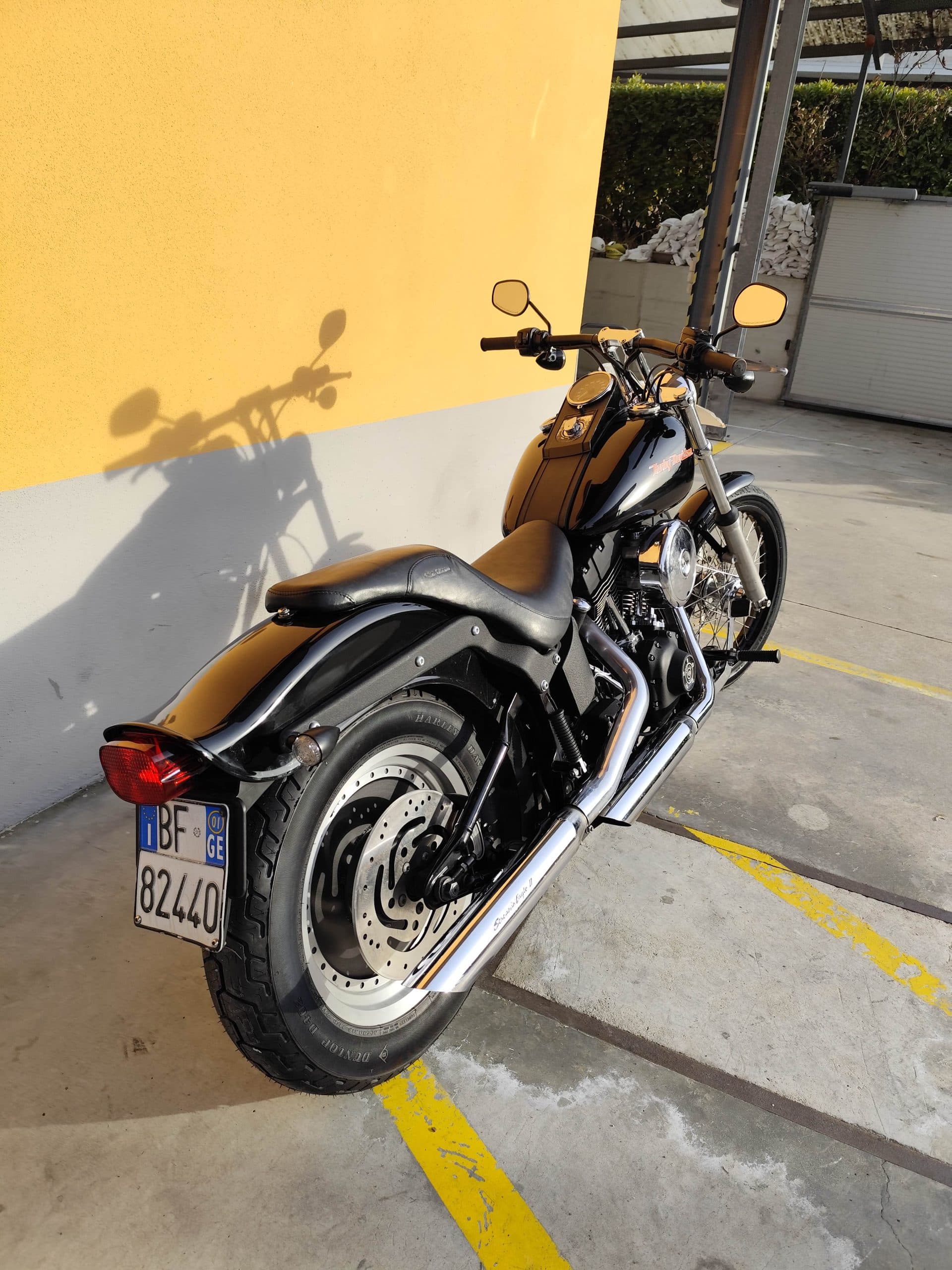 1768227369668.jpg Harley-Davidson nera parcheggiata, vista posteriore-laterale. Scarichi cromati Screamin' Eagle II, targa italiana BF GE 82440. Moto pronta per test ride.