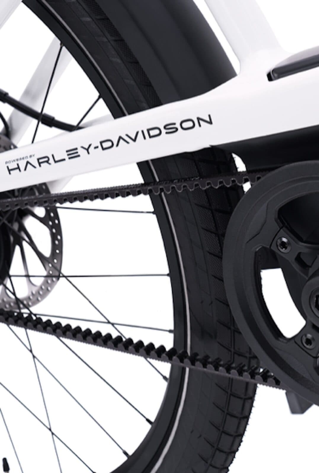 2.jpeg Sistema di trasmissione a cinghia e freno a disco posteriore di una e-bike Harley-Davidson, con logo sul telaio.