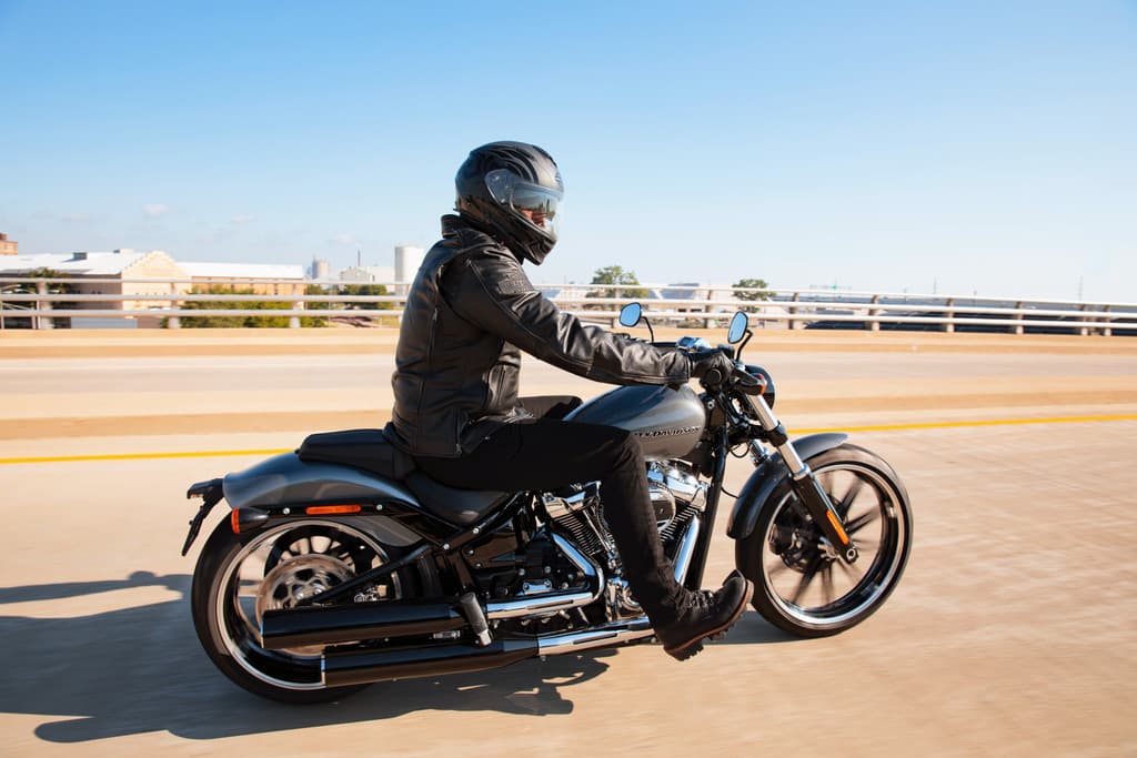 201461_my21_fxbrs_hdi_riding_0048_jk.jpg Motociclista con abbigliamento tecnico guida una Harley-Davidson su strada. Immagine dinamica per test ride e accessori moto.
