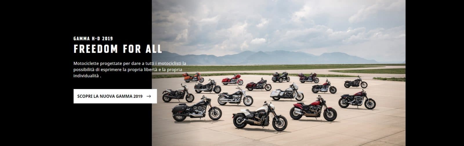 2019 Vasta gamma di motociclette Harley-Davidson 2019 esposte su piazzale, con slogan "Freedom for All" e invito a scoprire i modelli.