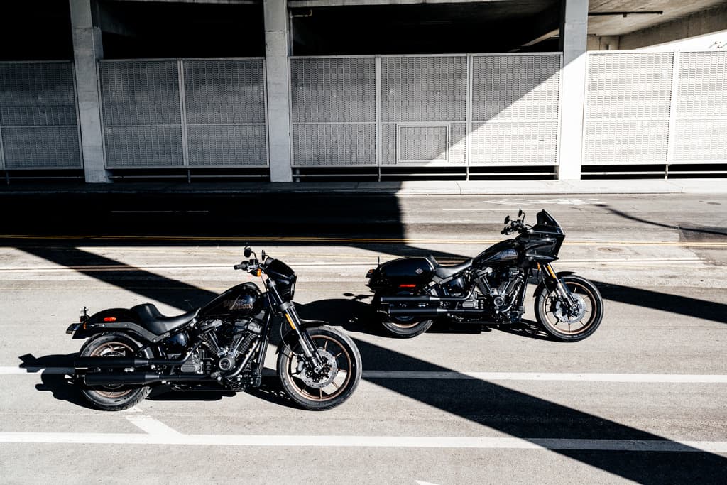 210249_my22_lowrider_s_lowrider_st_group_beauty_tr_0054_8bit.jpg Due moto Harley-Davidson nere, modelli cruiser e con carenatura, esposte su strada urbana. Motori in evidenza, design moderno.