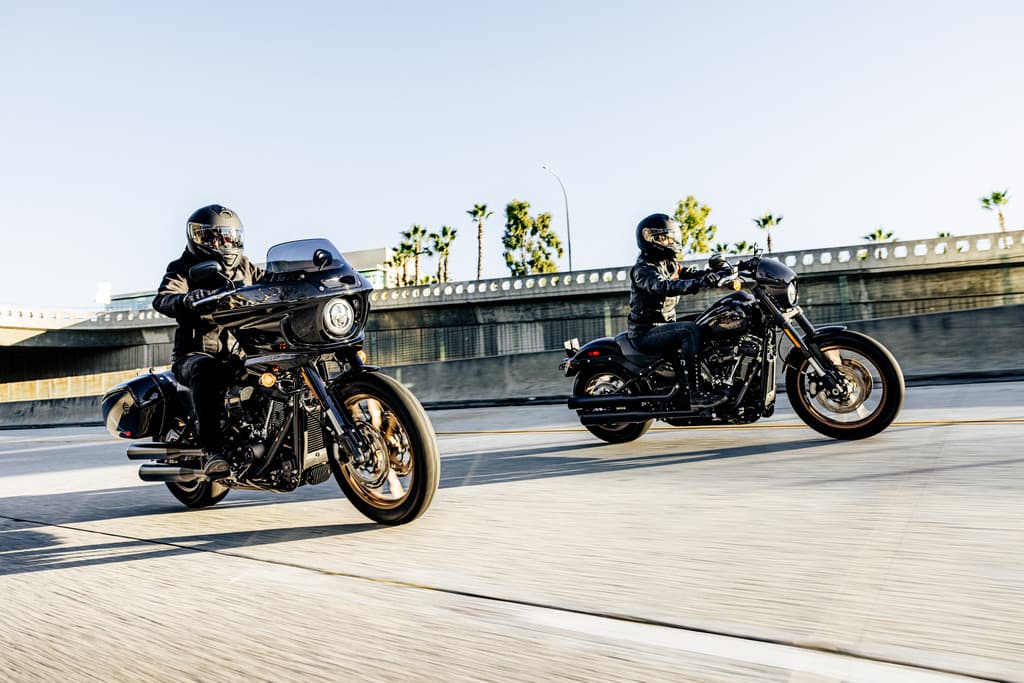 210249_my22_lowrider_s_lowrider_st_group_riding_jk_0341_8bit.jpg Harley-Davidson Road Glide ST e Low Rider ST in movimento, guidate da motociclisti con abbigliamento tecnico. Perfetto per un test ride.