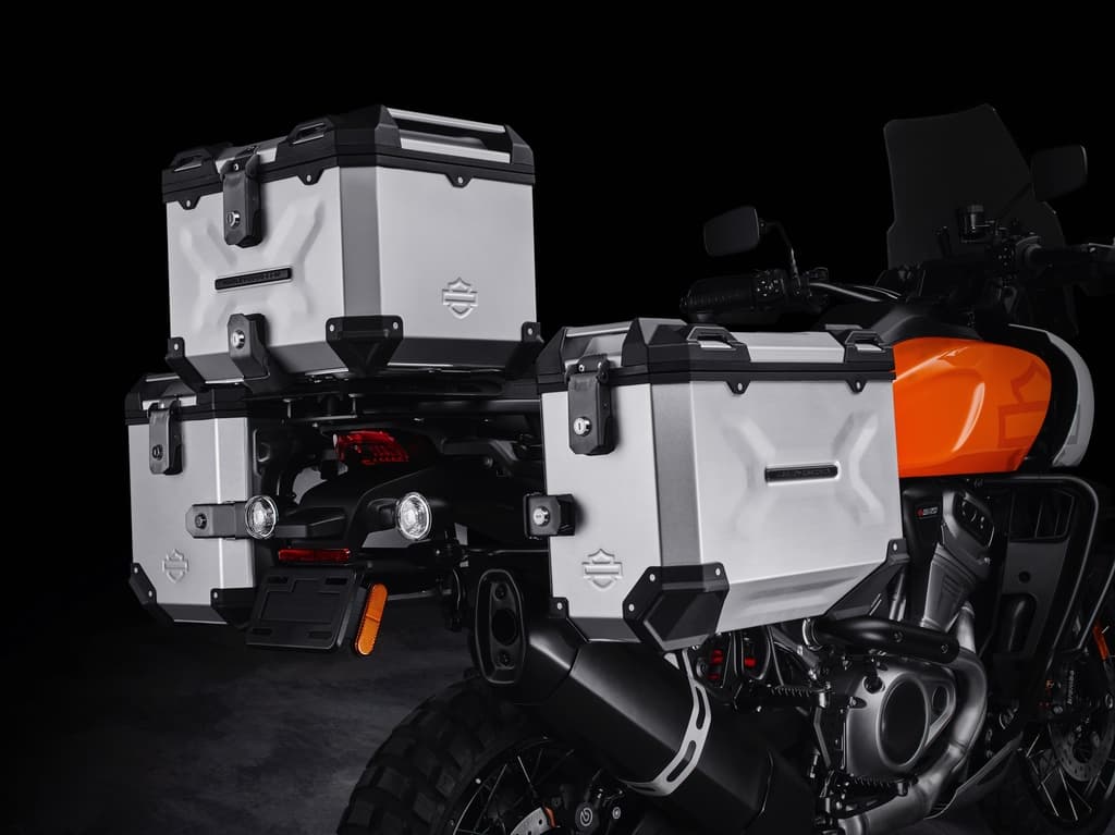 2125_2125_PanA_003.jpg Moto Harley-Davidson Pan America con valigie in alluminio, evidenziando design, motori e accessori da viaggio.