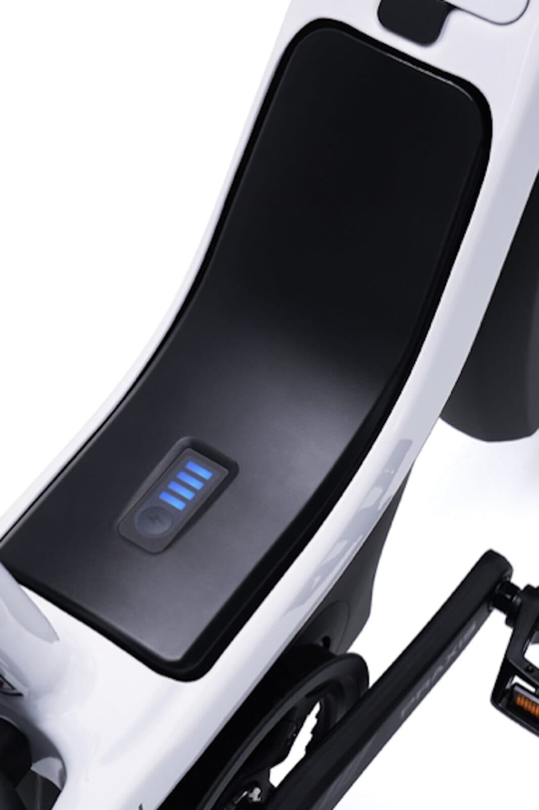 3.jpeg Dettaglio del telaio di una bicicletta elettrica Harley-Davidson Serial 1, con batteria integrata e indicatore LED blu di carica completa.