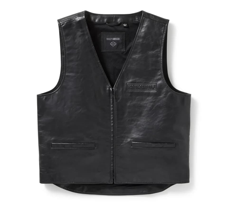 97021-25VM Gilet in pelle nero Harley-Davidson con cerniera frontale, logo in rilievo sul petto e tasche orizzontali. Abbigliamento moto.
