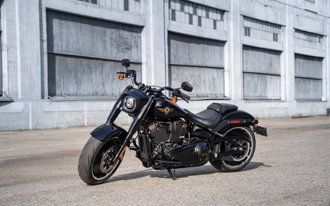 FATBOY Harley-Davidson Fat Boy 114 nera, motore Milwaukee-Eight, su asfalto. Perfetta per test ride, esalta design e potenza dei motori.