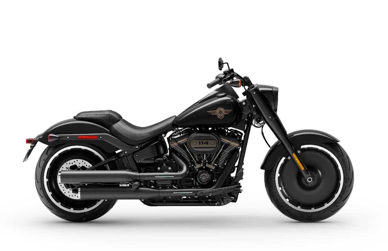 FATBOY2.jpg Harley-Davidson Fat Boy 114 nera, vista laterale. Moto cruiser con motore Milwaukee-Eight 114, cerchi Lakester e finiture scure.