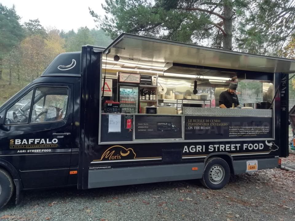 FB_OPENDAY2.jpg Food truck nero SBAFFALO AGRI STREET FOOD con allestimento cucina e chef, operante in contesto naturale. Promuove prodotti di bufala.