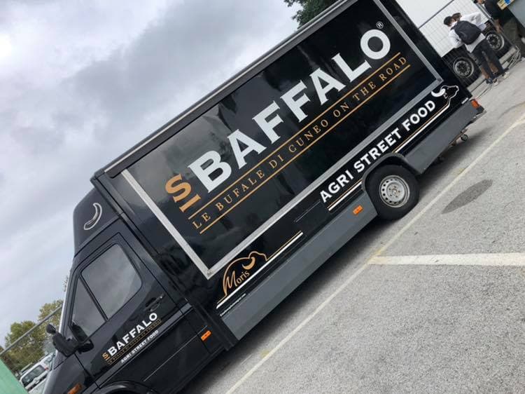 FB_OPENDAY7.jpg Food truck nero con logo 'SBAFFALO LE BUFALE DI CUNEO ON THE ROAD AGRI STREET FOOD' e marchio 'Morris'.