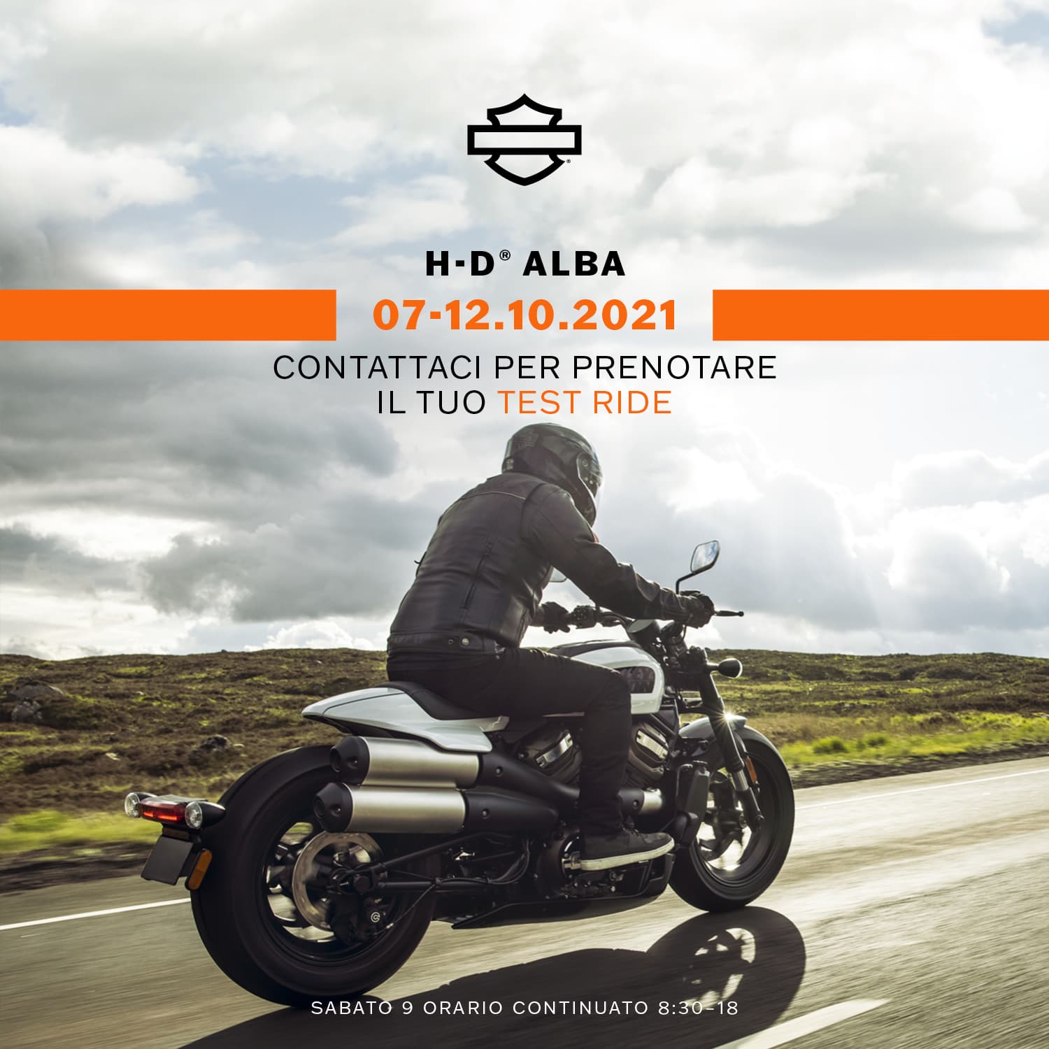 HDalba_ExperienceTour_postIG_02.jpg Motociclista con abbigliamento tecnico su moto Harley-Davidson in movimento. Annuncio H-D Alba: prenota il tuo test ride dal 07 al 12.10.2021.