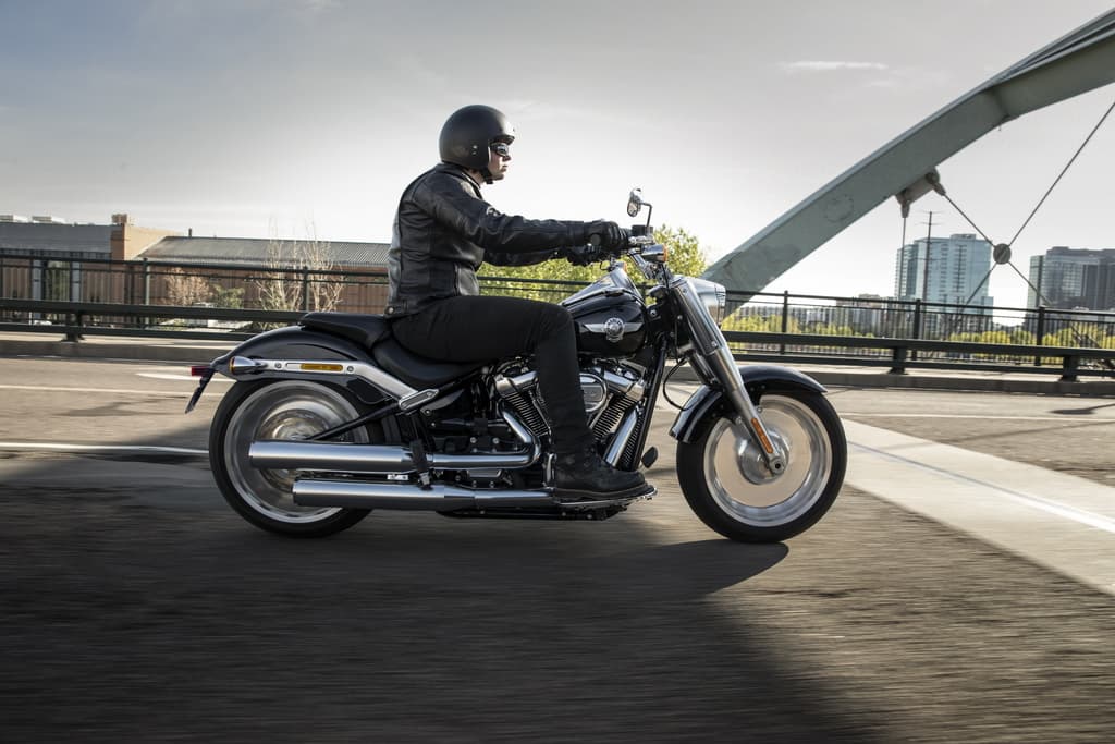 Model Year 2019 GAP Photography. INTERNATIONAL ONLY Motociclista con abbigliamento tecnico in pelle nera alla guida di una Harley-Davidson nera in movimento su un ponte. Perfetta per un test ride.