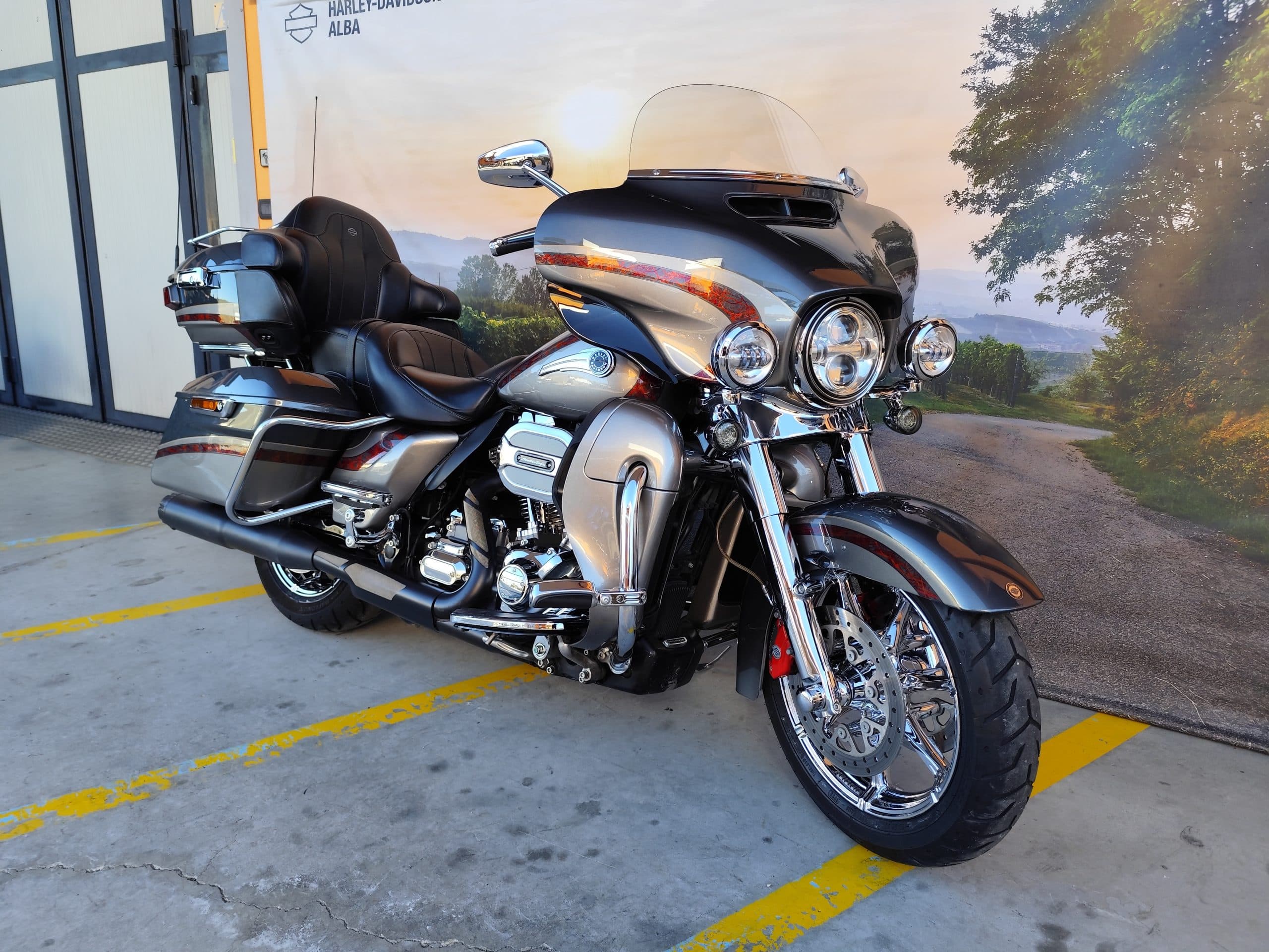 IMG_20260217_091341.jpg Harley-Davidson touring grigio/argento con finiture rosse e cromature, esposta presso la concessionaria Harley-Davidson Alba, ideale per test ride.