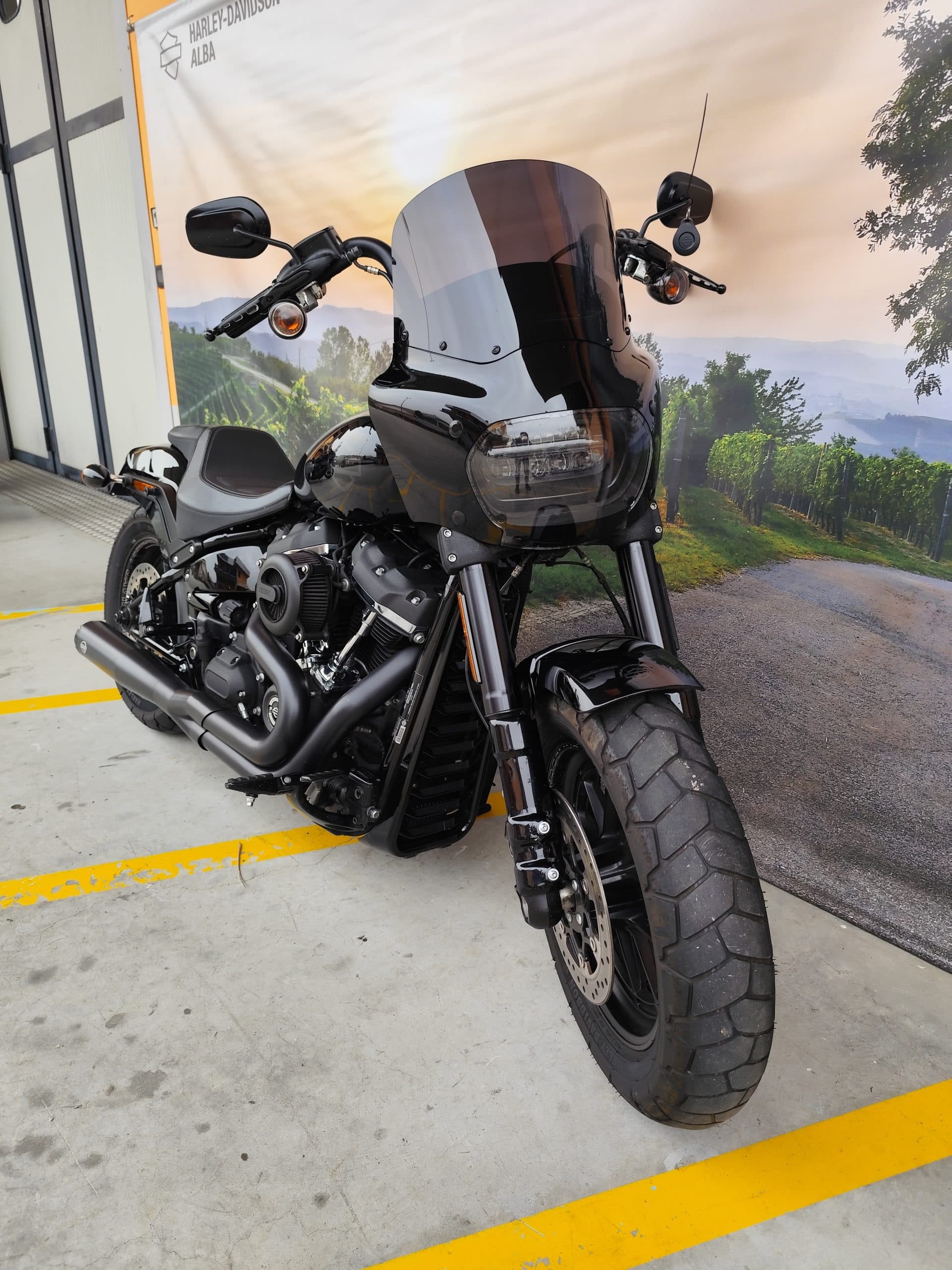 IMG_20260303_084407.jpg Harley-Davidson Low Rider ST nera, con carenatura e motore Milwaukee-Eight, esposta presso la concessionaria Harley-Davidson Alba. Pronta per test ride.