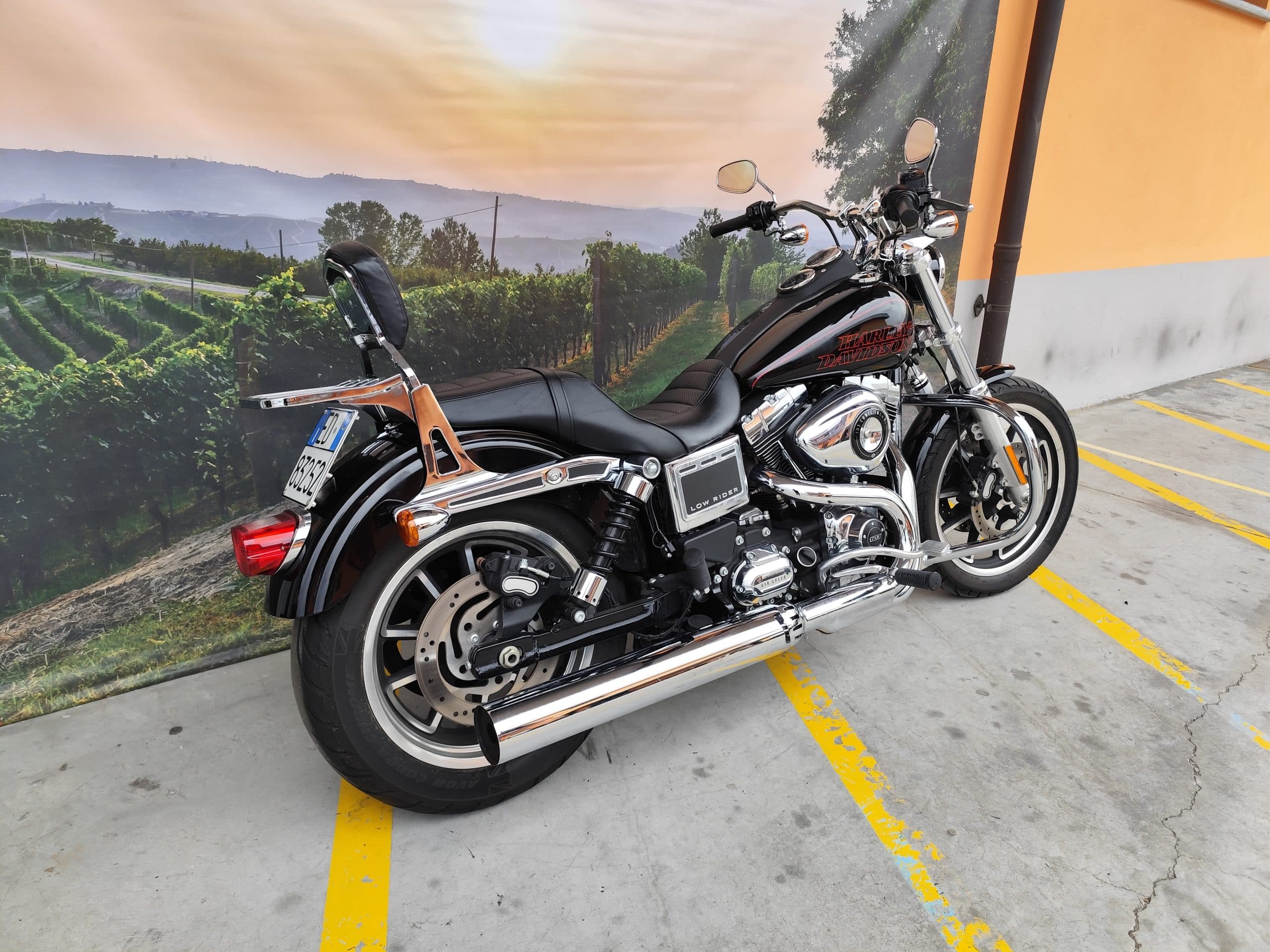 IMG_20260310_151607.jpg Harley-Davidson Low Rider nera con motore 103 e cambio a sei velocità, finiture cromate lucide, esposta su sfondo di vigneti. Pronta per test ride.