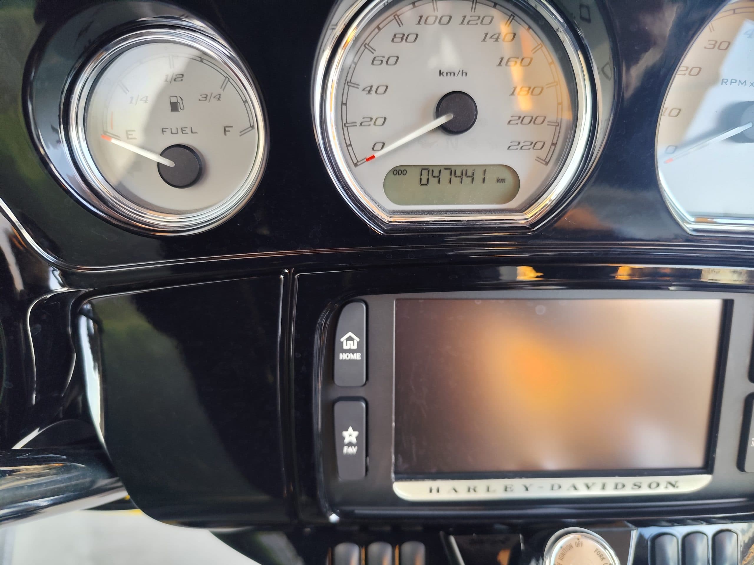 IMG_20260312_165914.jpg Cruscotto di una moto Harley-Davidson con indicatore carburante su E, tachimetro a 0 km/h, contachilometri a 047441 km e schermo infotainment.