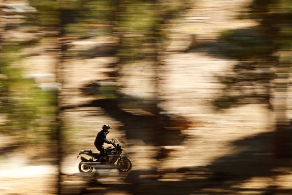 PA7.jpg Harley-Davidson Pan America in azione su sterrato. Panning dinamico per enfatizzare la velocità. Motociclista con abbigliamento tecnico.