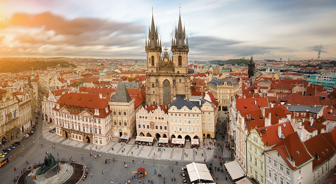 Raduno-di-Harley-Davidson-a-Praga Veduta aerea panoramica della Piazza della Città Vecchia di Praga con la Chiesa di Santa Maria di Týn, edifici storici e persone.