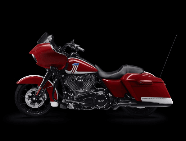Street-Glide-special-Patriot-Paint-Set-2.png Harley-Davidson Road Glide Special rossa con dettagli bianchi e blu, motore Milwaukee-Eight 114, su sfondo nero.