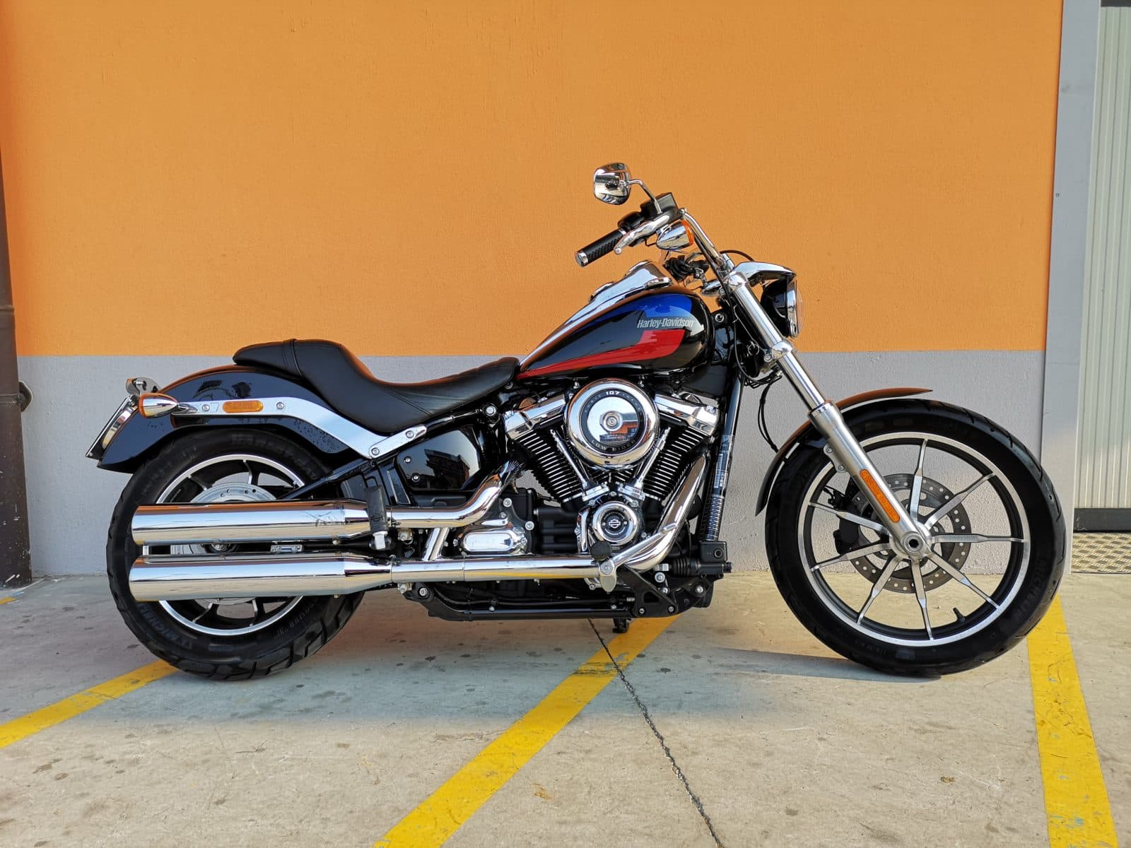 rhdr Harley-Davidson Low Rider FXLR nera, motore Milwaukee-Eight 107, scarichi cromati, serbatoio blu e rosso. Pronta per test ride.