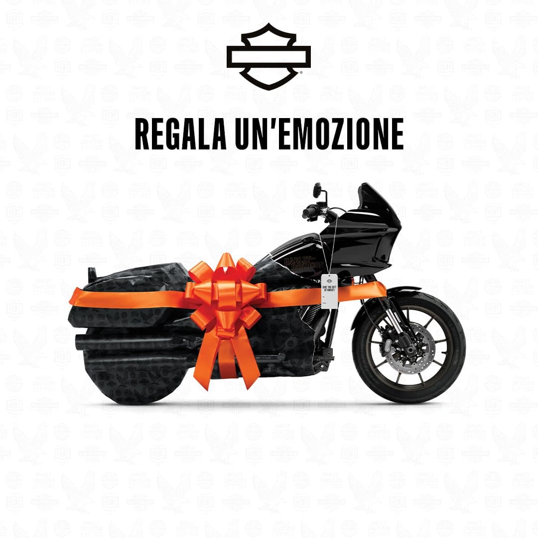 h-d_holiday_fbig_1.jpg Motocicletta Harley-Davidson, modello touring, avvolta in carta regalo con fiocco arancione. Slogan: 'REGALA UN'EMOZIONE'.