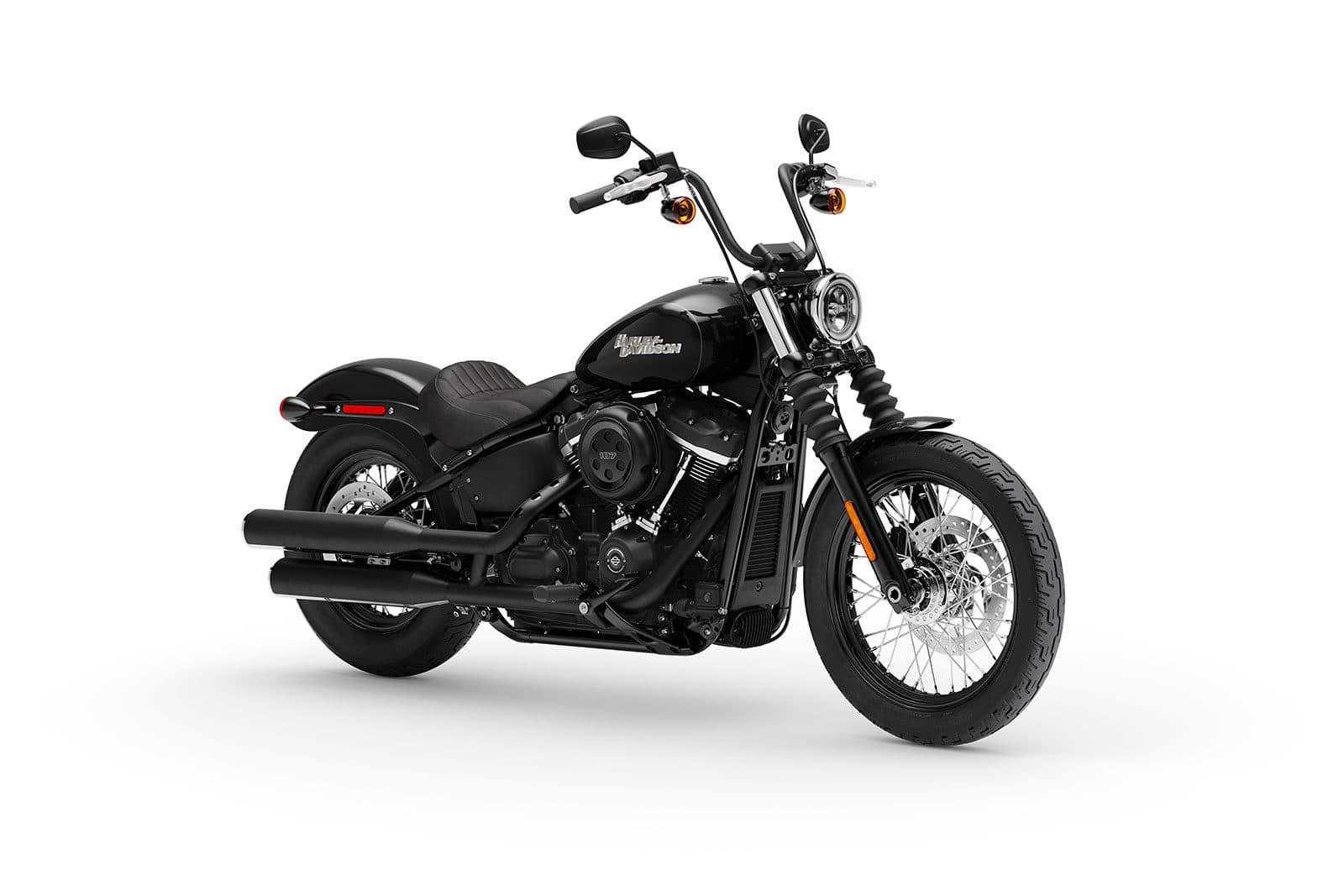harley-davidson-streetbob1-1600×1067-1 Harley-Davidson Softail Street Bob nera con manubrio ape-hanger, motore Milwaukee-Eight 107, scarico doppio e ruote a raggi.