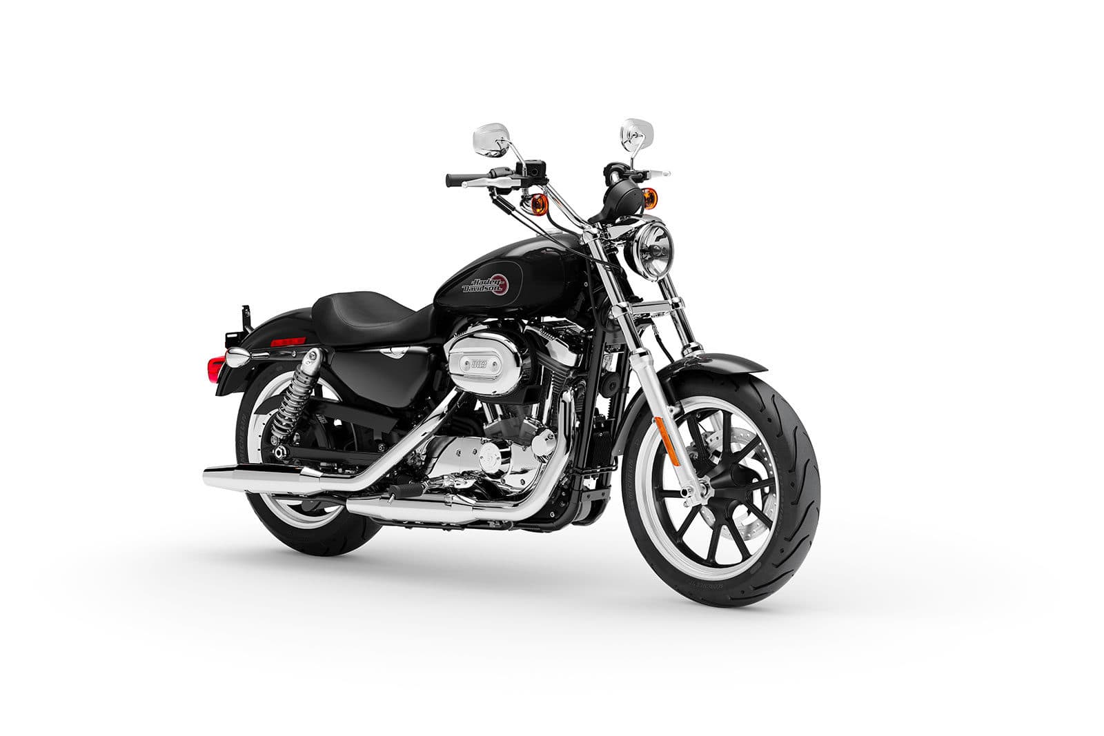 harley-davidson-superlow1-1600×1067-1 Harley-Davidson Sportster nera, vista frontale-laterale, con dettagli cromati su motore e scarichi, pronta per un test ride.