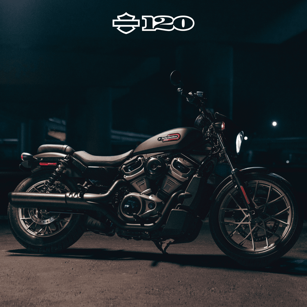 hdit-pamvoucherluglio-fbpost-3.png Harley-Davidson Sportster S nera, con motore Revolution Max, illuminata in un ambiente scuro. Presente il logo del 120° anniversario.