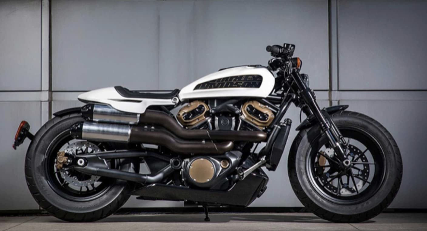 sportsterS_new.jpg Harley-Davidson Sportster S bianca, profilo laterale, con motore Revolution Max 1250T e scarichi sportivi. Un'icona di potenza e stile.