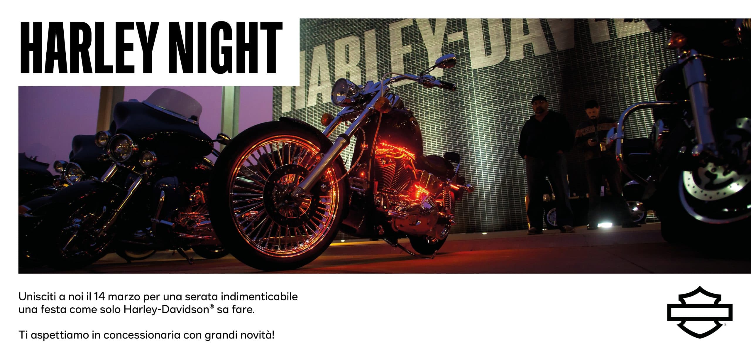 web-billboard-scaled Harley Night: motociclette Harley-Davidson in esposizione con illuminazione rossa e dettagli cromati, persone. Invito a evento in concessionaria.