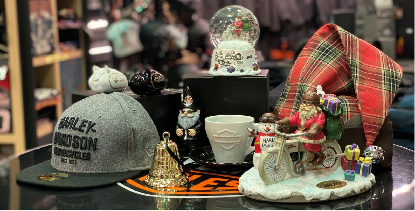 xmas2020.jpg Vetrina di articoli natalizi Harley-Davidson: cappellino, statuette di Babbo Natale in moto e gnomo, tazza, campana e snow globe, esposti in concessionaria.