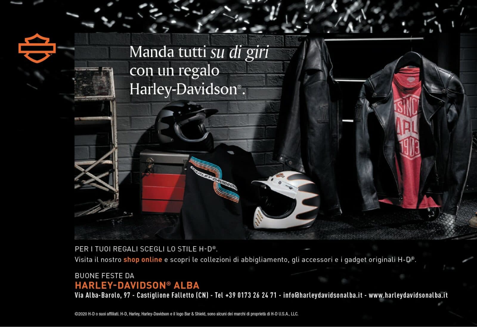 xmas2020_3.jpg Esposizione di articoli regalo Harley-Davidson: giacche in pelle, caschi moto e t-shirt. Scopri abbigliamento e accessori H-D Alba.