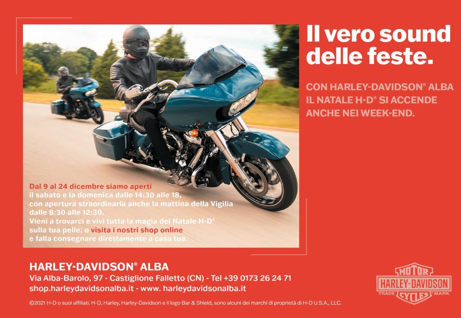 xmas2021b.jpg Due motociclisti su moto Harley-Davidson in corsa su strada, evocando la libertà e l'emozione del Natale H-D. Scopri abbigliamento e