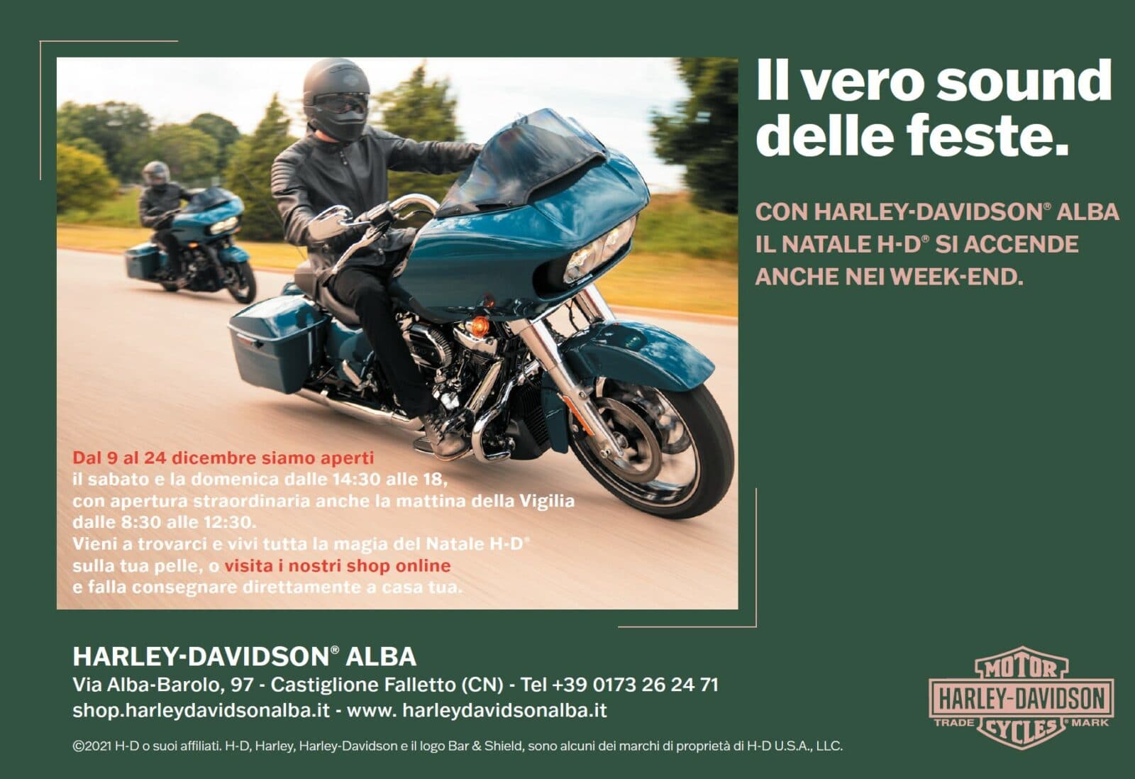 xmas2021c.jpg Motociclisti su Harley-Davidson in strada. Promozione Natale Harley-Davidson Alba: orari speciali e shop online per abbigliamento e accessori.