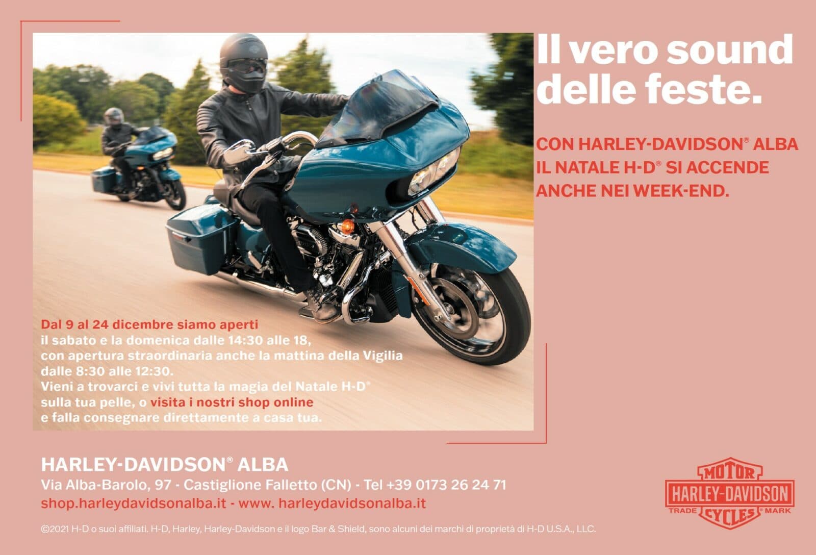 xmas2021d.jpg Due motociclisti su moto Harley-Davidson Road Glide in teal su strada. Campagna natalizia Harley-Davidson Alba con orari estesi e shop online.