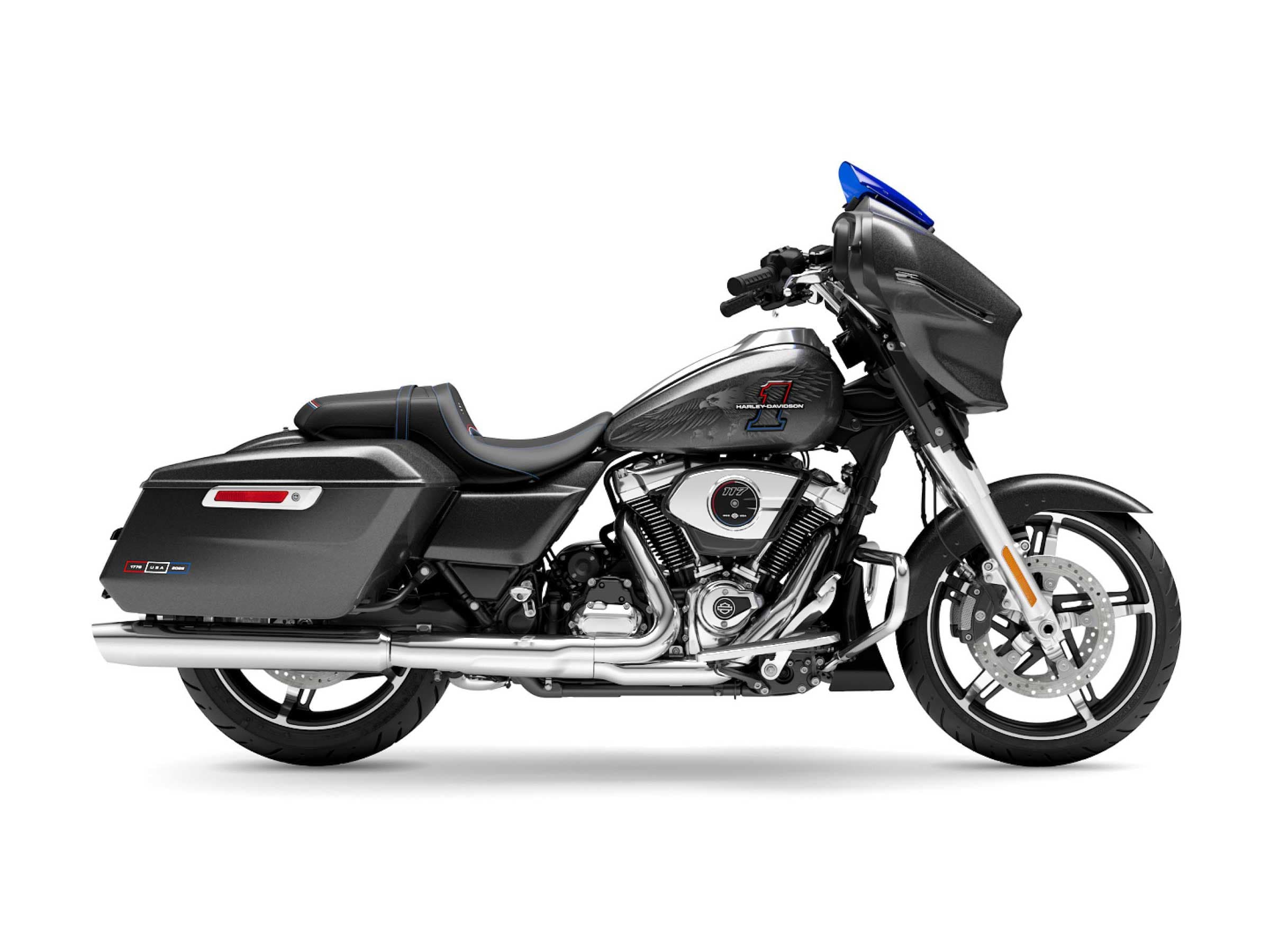 Harley-Davidson Street Glide 117 grigia Harley-Davidson Street Glide grigio metallizzato, vista laterale, con motore Milwaukee-Eight 117, parabrezza blu e dettagli USA.