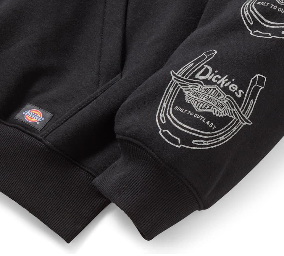 Felpa Dickies x Harley-Davidson, grafica ferro di cavallo Felpa nera Dickies x Harley-Davidson. Etichetta logo Dickies. Stampa manica con ferro di cavallo, logo Harley-Davidson e 'BUILT TO OUT