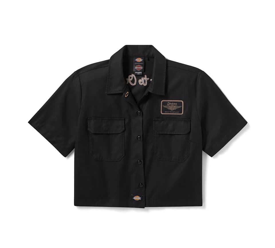 Camicia crop Dickies x Harley-Davidson nera Camicia nera a maniche corte Dickies x Harley-Davidson, stile crop, con due tasche sul petto. Presenta patch Dickies 'Built to Outlast' e ricamo 'Est.' sul colletto.
