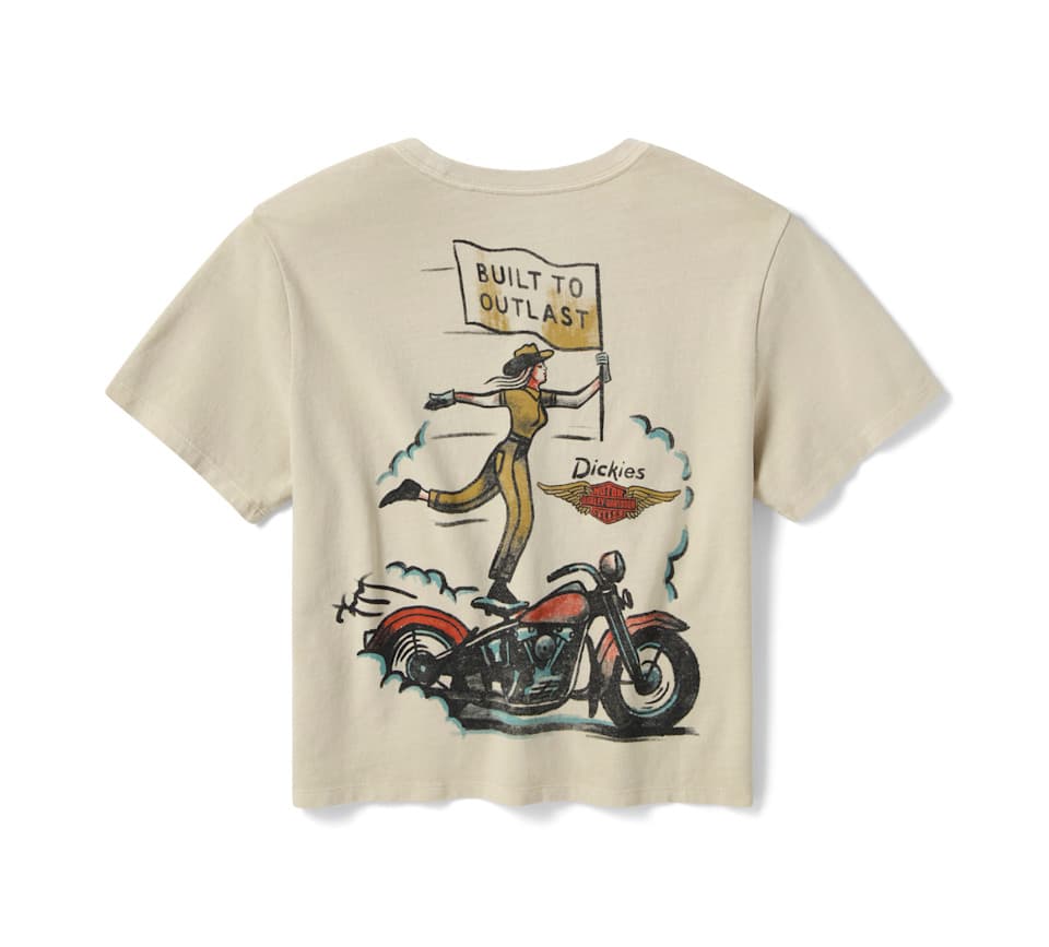T-shirt Harley-Davidson Built To Outlast con grafica vintage Maglietta Harley-Davidson color crema, retro, con stampa vintage di donna in tuta su moto d'epoca, reggente bandiera "BUILT TO OUTLAST" e loghi Dickies.