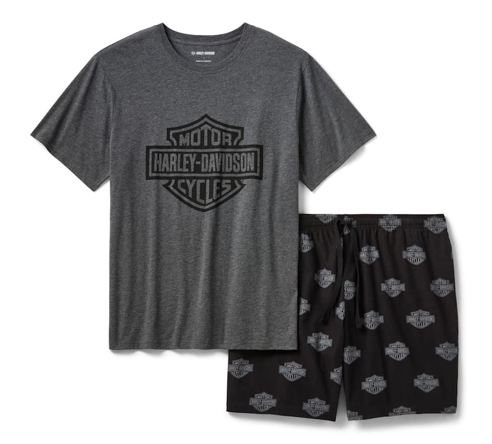 Pigiama uomo Harley-Davidson con logo Bar & Shield Set pigiama uomo Harley-Davidson: maglietta grigia con logo Bar & Shield nero e pantaloncini neri con pattern ripetuto del logo.