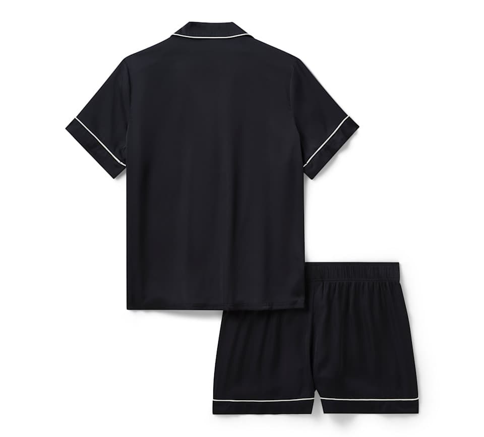 Pigiama corto nero con profili bianchi Pigiama corto nero con profili bianchi, composto da camicia a maniche corte e pantaloncini abbinati.