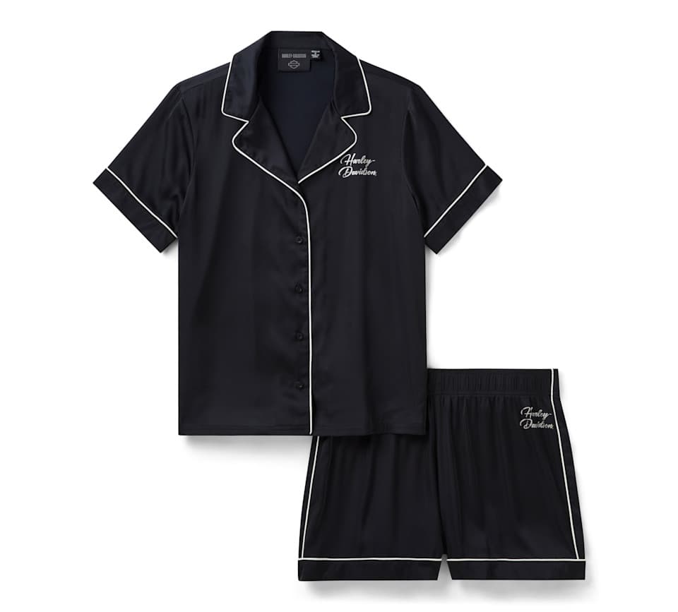 Abbigliamento Harley-Davidson: Pigiama corto nero con logo Pigiama corto Harley-Davidson nero in tessuto satinato con profili bianchi a contrasto. Il logo Harley-Davidson è ricamato sul petto e sulla gamba sinistra.